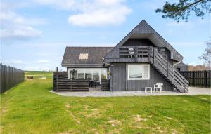 HesselagerCozy Home In Hesselager With House Sea View的黑色房子,有黑色屋顶
