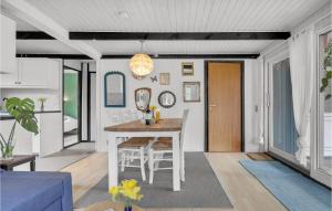维斯特索马肯Stunning Home In Aakirkeby With Wifi的厨房以及带桌椅的起居室。