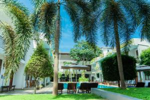 达瓦拉维Royal Reach Udawalawe的享有棕榈树酒店庭院的景色
