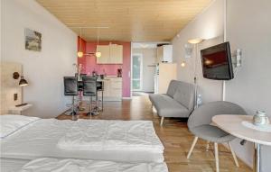 阿灵厄Stunning Apartment In Allinge With Wifi的一间带床和厨房的客厅