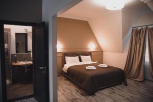 诺沃莫斯科维斯卡Lake Park的一间酒店客房 - 带一张床和一间浴室