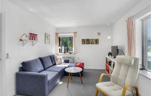 Nymindegab1 Bedroom Cozy Home In Nrre Nebel的客厅配有蓝色的沙发和桌子