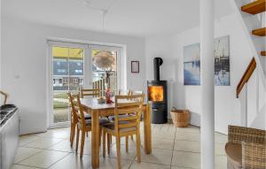 HavnebyCozy Home In Rømø With Wifi的一间带桌椅和壁炉的用餐室