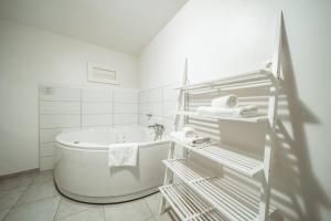 莫托文博尔戈别墅住宿加早餐旅馆的白色的浴室设有浴缸和水槽。