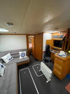 彻特西Luxury boat的一间火车上带床和书桌的房间