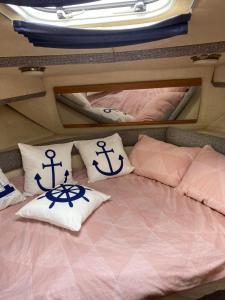 彻特西Luxury boat的床上有2个枕头