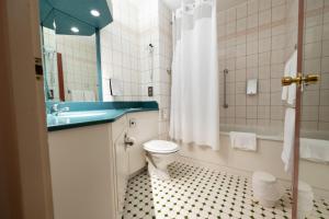 加来Holiday Inn Calais-Centre, an IHG Hotel的浴室配有卫生间、盥洗盆和浴缸。