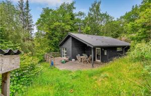 吉斯特拉普Pet Friendly Home In Gistrup With Wifi的木质甲板上的黑色小屋