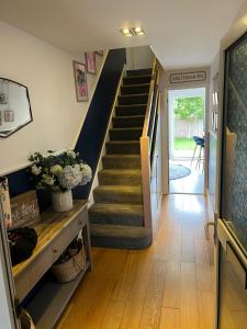 切尔滕纳姆Modern family home central Cheltenham的走廊上设有楼梯和楼梯
