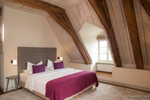 汉堡Traditionshaus by Zollenspieker Fährhaus的一间卧室配有一张带紫色枕头的大床