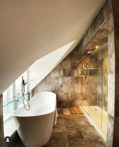 桑希尔The Lodge at Muir Estate的浴室配有白色浴缸和淋浴。