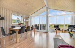 埃贝尔托夫特Lovely Home In Ebeltoft With House Sea View的一间带桌椅和窗户的用餐室