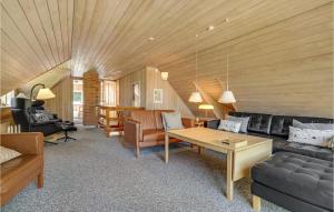 AsperupNice Home In Asperup With Sauna的客厅配有沙发和桌子