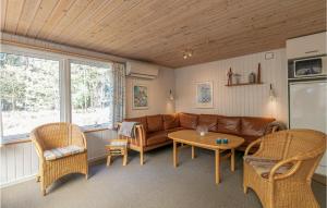 贝德加德Nice Home In Nex With Wifi的客厅配有沙发、椅子和桌子