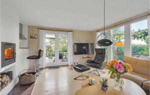 HårbyLovely Home In Haarby With Wifi的客厅配有沙发和桌子