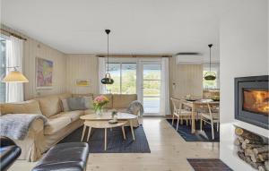 HårbyLovely Home In Haarby With Wifi的客厅配有沙发和桌子