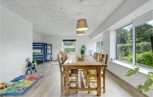 比伦德Nice Home In Billund With Kitchen的一间带木桌和椅子的用餐室