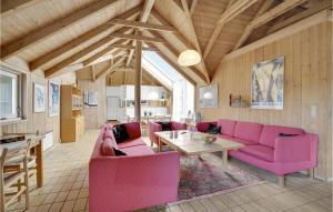 哈夫維格Amazing Home In Hvide Sande With Kitchen的客厅配有粉红色的沙发和桌子