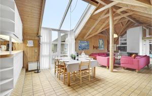 哈夫維格Amazing Home In Hvide Sande With Kitchen的一间带桌子和粉红色椅子的用餐室
