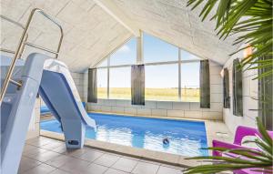 博恩瑟Gorgeous Home In Bogense With Indoor Swimming Pool的一座房子里一个带滑梯的游泳池