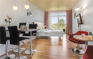 阿灵厄Nice Apartment In Allinge With Wifi的配有一张床和一张桌子及椅子的房间