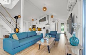 莱姆4 Bedroom Stunning Home In Skjern的客厅配有蓝色的沙发和桌子
