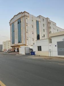 吉赞بيست تريب فالنسيا的街道边的大建筑