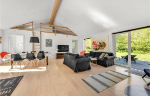 莱姆Beautiful Home In Skjern With Sauna的客厅配有沙发和桌椅