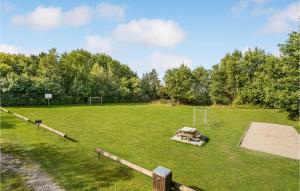 LøgstedNice Home In Lgstr With Wifi的带有足球目标的大型草地