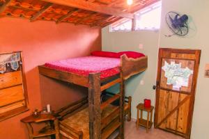韦尔卡鲍Recanto Pitanga的一间卧室配有两张双层床。