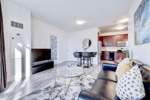 米西索加Grand Royal condos SQ One Mississauga的客厅配有沙发和桌子