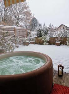 圣若里奥** Nouveau ** Le Jardin De La Plage - Appartement avec extérieur的雪覆盖的院子里的热水浴池