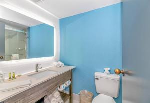 默特尔比奇Sun N Sand Resort的一间带水槽、卫生间和镜子的浴室