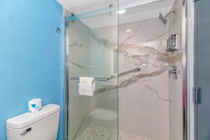 默特尔比奇Sun N Sand Resort的浴室设有玻璃淋浴间和卫生间