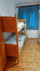 普奇塞达APARTMENT NATURA的客房设有两张双层床和蓝色窗帘