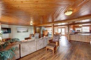 奥克拉科克Blackbeard's Lodge的客厅设有大沙发和木制天花板