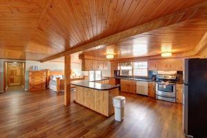 奥克拉科克Blackbeard's Lodge的一间铺有木地板和木制天花板的大厨房