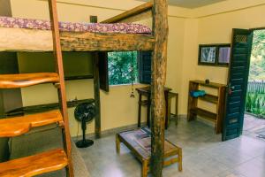 韦尔卡鲍Recanto Pitanga的客房设有两张双层床和一张书桌。