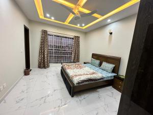 拉瓦尔品第Bahria Residency的一间卧室配有一张床和吊扇