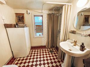 耶利瓦勒Taiga Forest Lodge的一间带水槽、卫生间和镜子的浴室