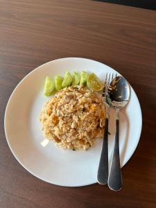 Ban Lo LongThe Dorm Hostel的白盘食物,配米和石灰片