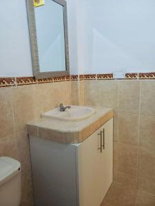 曼克拉Casa MANCORA的一间带水槽和镜子的浴室