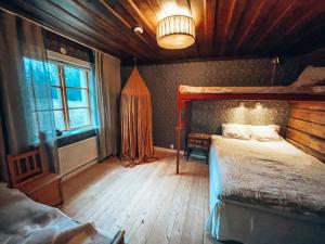 耶利瓦勒Taiga Forest Lodge的一间卧室设有一张大床和一个窗户。
