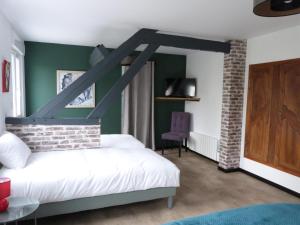 ArdresAux Portes des Lacs的卧室设有白色的床和绿色的墙壁