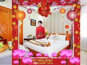 岘港Thành Hoàng Châu Hotel的女人站在房间里的床边
