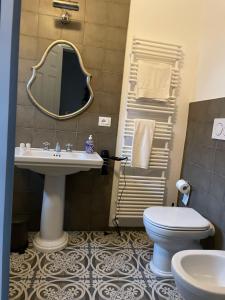 雷焦艾米利亚Borgogna 14的一间带水槽、卫生间和镜子的浴室