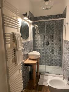 雷焦艾米利亚Borgogna 14的一间带水槽和淋浴的浴室
