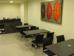 欧阿提兹埃利萨尔德酒店的一间设有桌椅的房间和墙上的绘画
