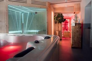 巴贝里诺·迪·穆杰罗Il Castelluccio Country Resort Restaurant & SPA的带浴缸的浴室和大窗户