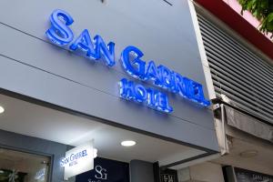 巴兰卡韦梅哈Hotel San Gabriel的大楼一侧地铁站商店的标志